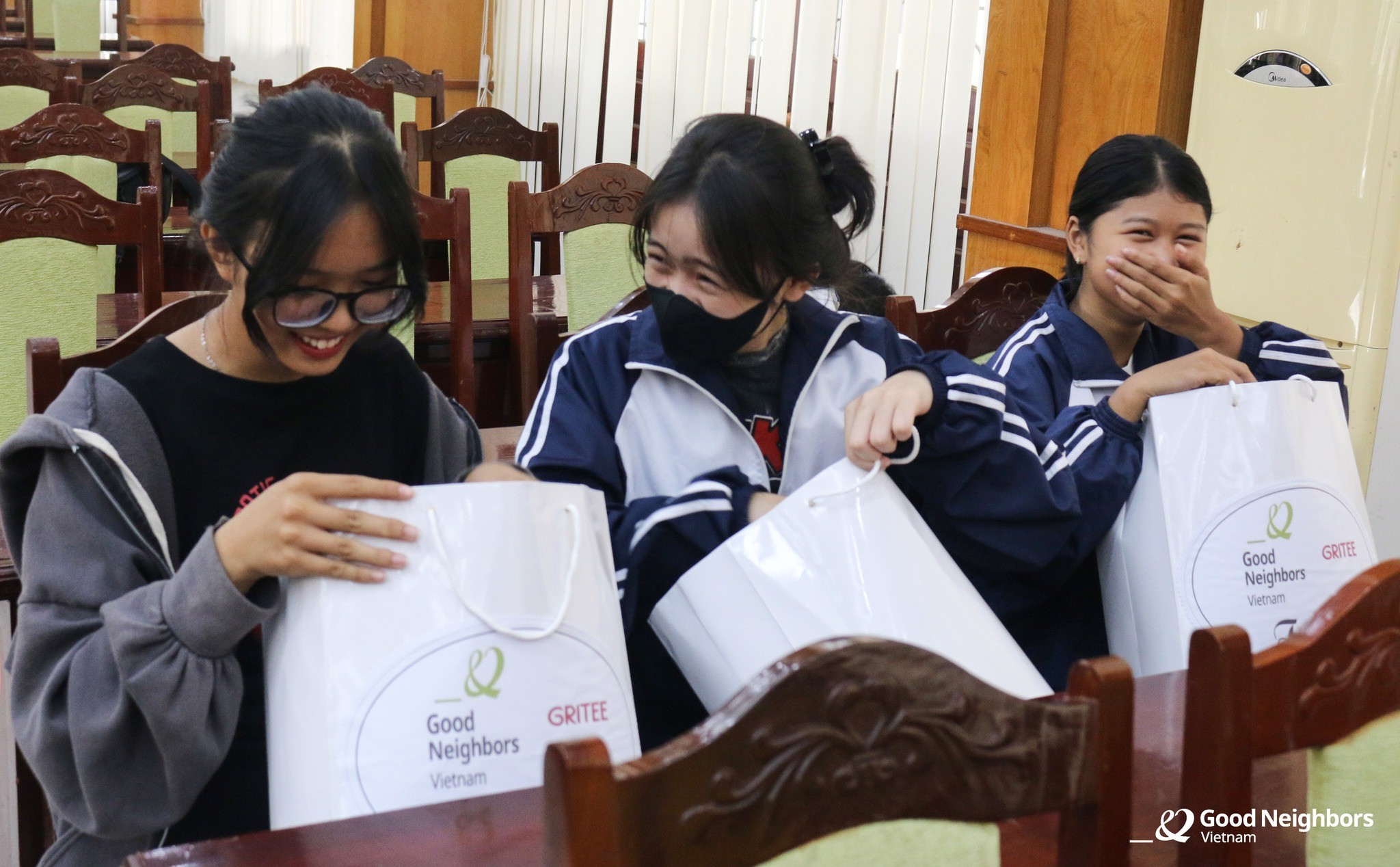 Các em gái vui mừng nhận quà của GNI nhân kỷ niệm Ngày Phụ nữ Việt Nam 20/10.