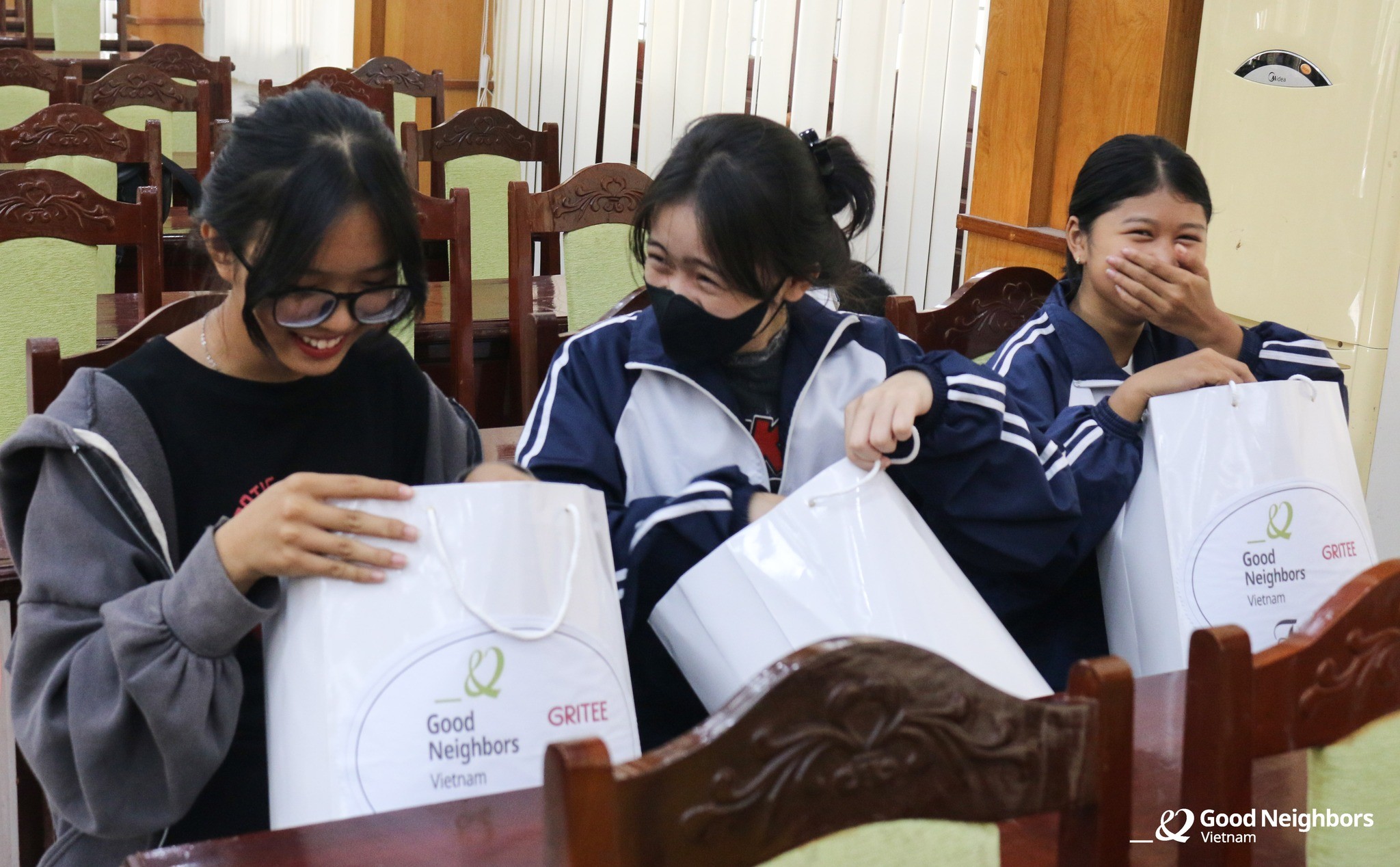 Các em gái vui mừng nhận quà của GNI nhân kỷ niệm Ngày Phụ nữ Việt Nam 20/10. Các em gái vui mừng nhận quà của GNI nhân kỷ niệm Ngày Phụ nữ Việt Nam 20/10.