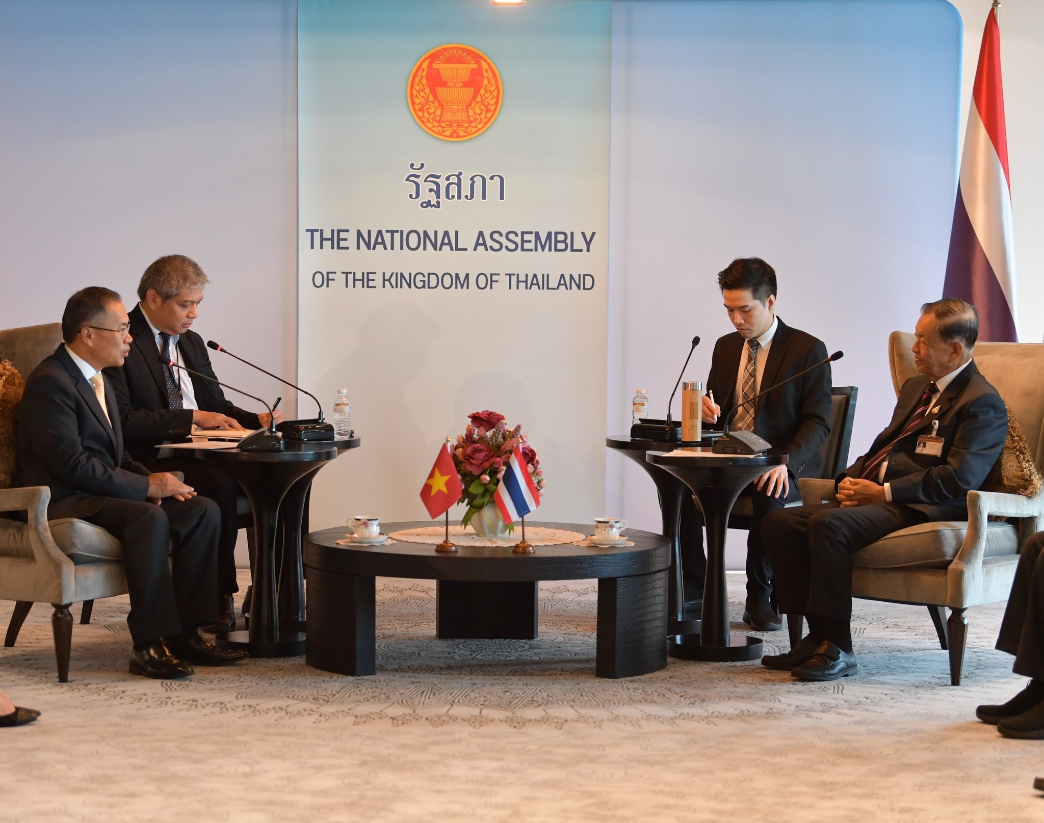 Đại sứ Việt Nam tại Thái Lan Phan Chí Thành đến chào Chủ tịch Quốc hội Thái Lan Wan Muhamad Noor Matha
