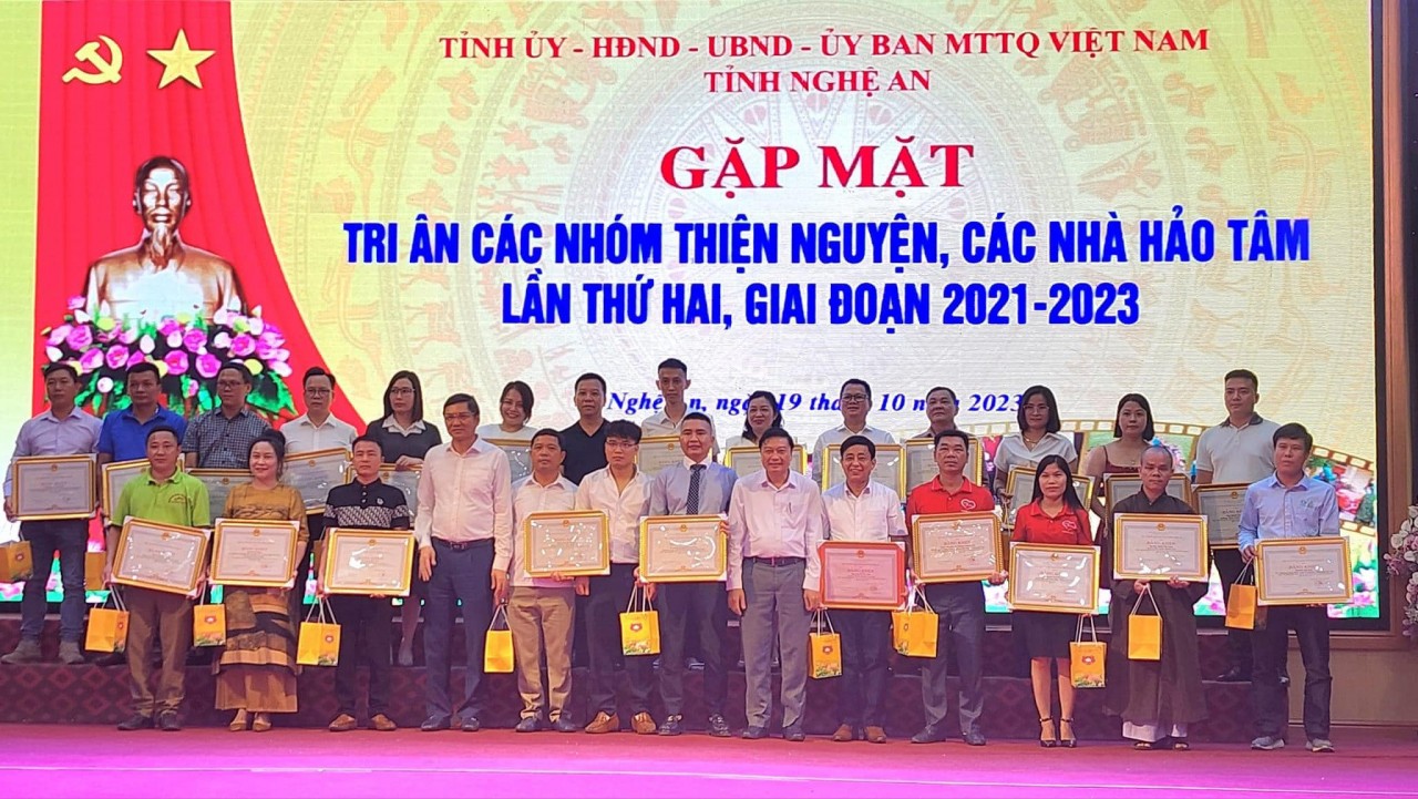 CLB Tennis Báo chí Nghệ An vinh dự được tặng Bằng khen về công tác an sinh xã hội