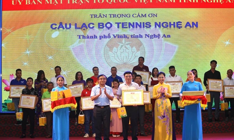 CLB Tennis Báo chí Nghệ An vinh dự được tặng Bằng khen về công tác an sinh xã hội