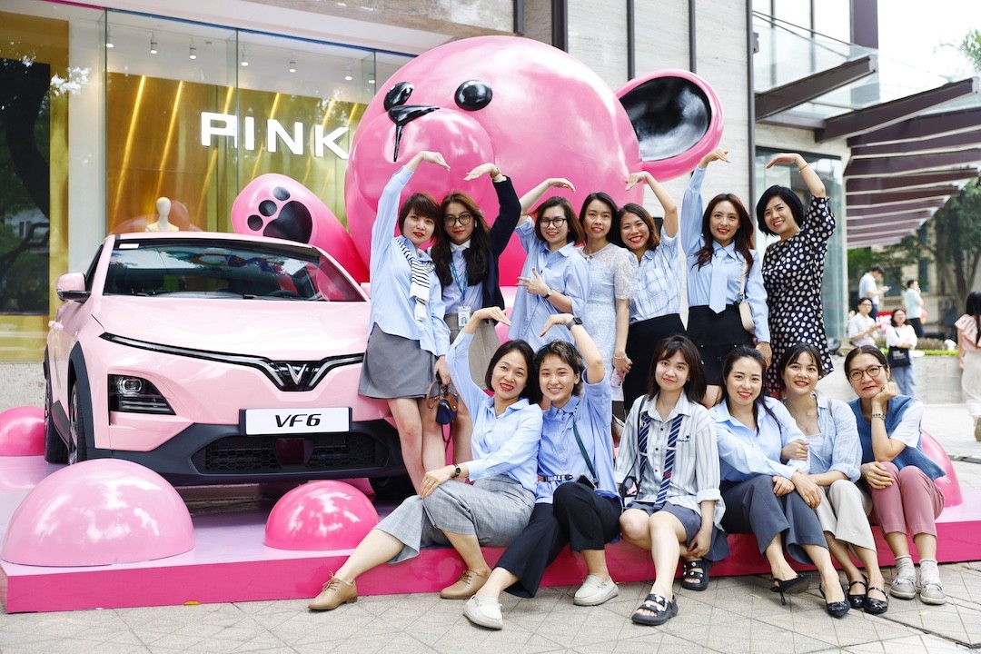 Ảnh 3: Chiếc VF 6 màu hồng, đi cùng thiết kế châu Âu tinh tế thu hút sự chú ý của rất nhiều chị em phụ nữ khi trưng bày tại Vincom Bà Triệu, Hà Nội.