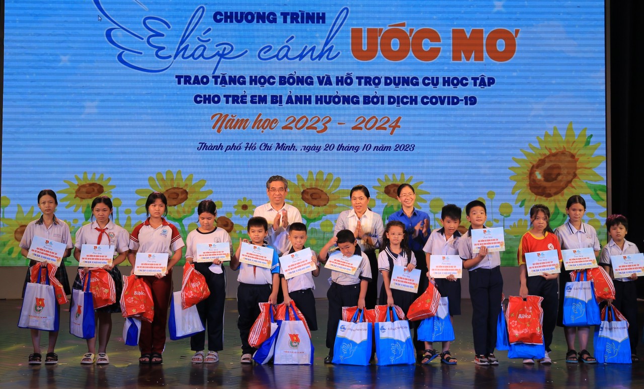 Các em có hoàn cảnh khó khăn trên địa bàn Thành phố Hồ Chí Minh nhận học bổng từ chương trình.
