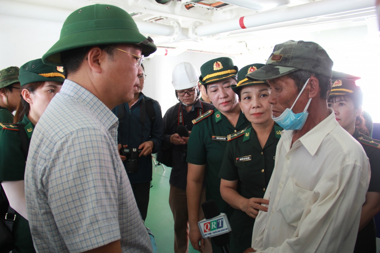 Ông Lê Trí Thanh, Chủ tịch UBND tỉnh Quảng Nam động viên ngư dân gặp nạn và người thân gia đình cố gắng vượt qua nỗi đau quá lớn. (Ảnh: SK&ĐS)