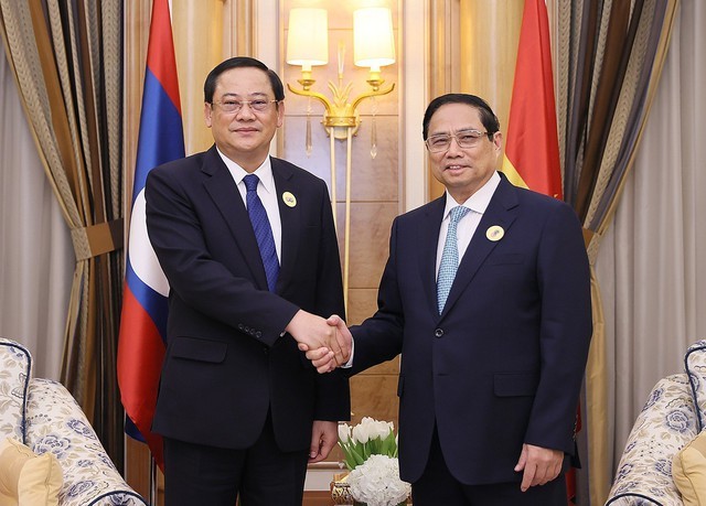 Thủ tướng Phạm Minh Chính gặp Thủ tướng Lào Sonexay Siphandone (Ảnh: VGP/Nhật Bắc)