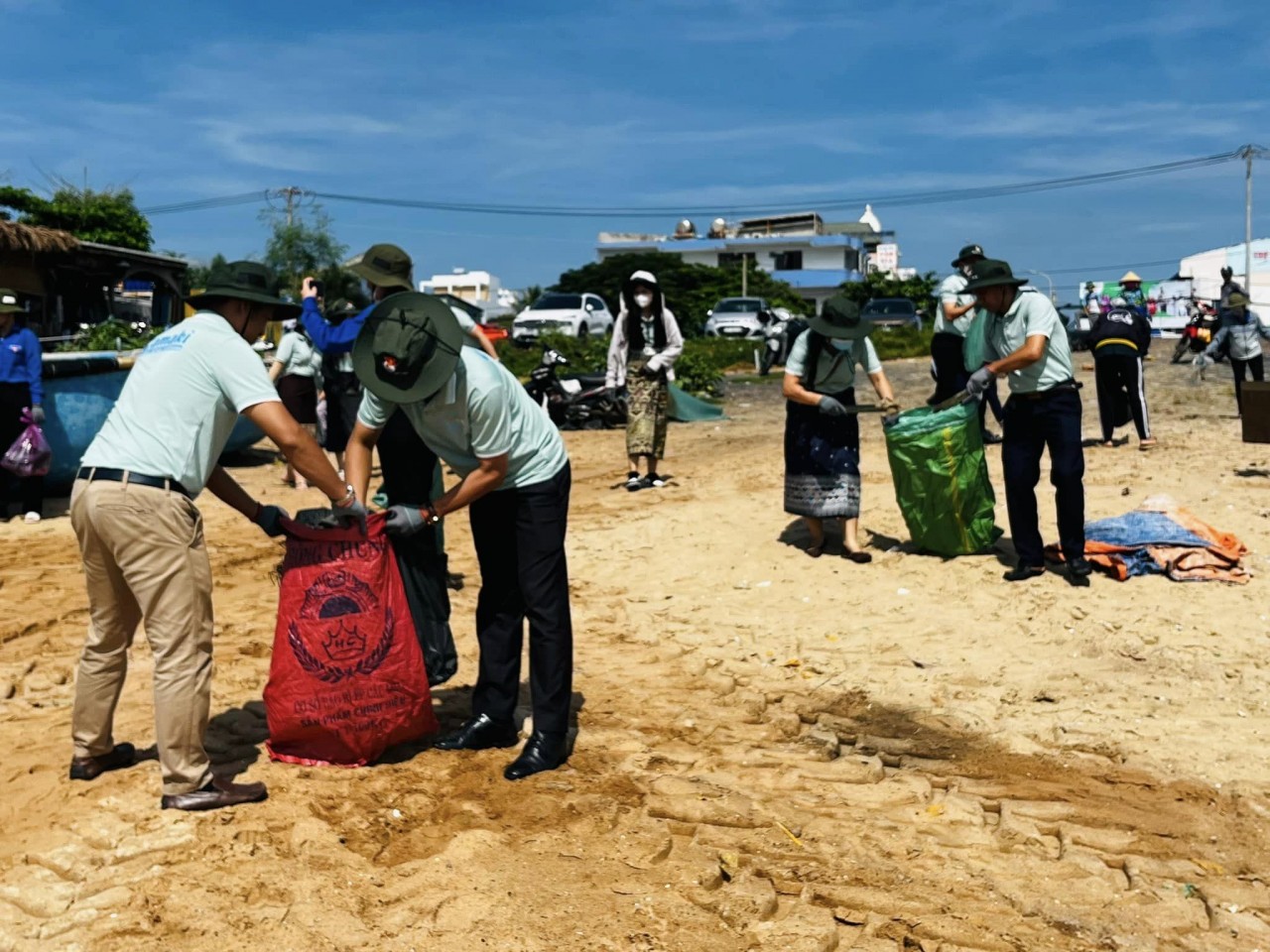 Sinh viên tham gia dọn vệ sinh khu vực bãi biển Bờ kè, thị trấn Phước Hải.