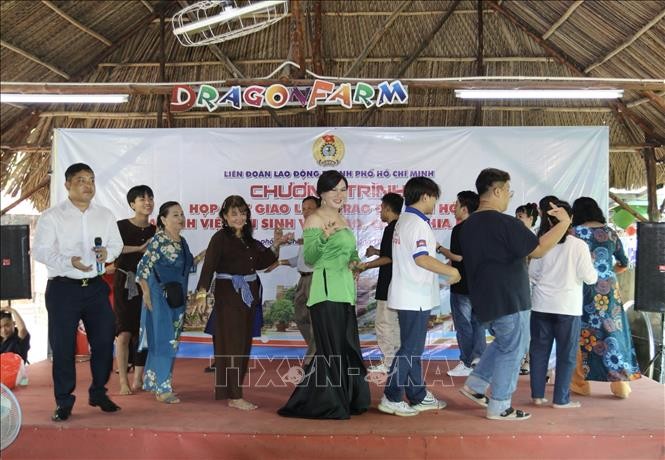 Các gia đình Việt cùng các em sinh viên Lào, Campuchia giao lưu văn nghệ tại chương trình. 