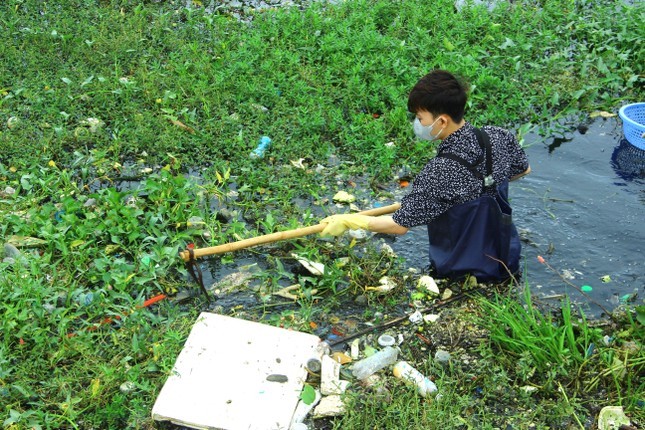Giới trẻ Việt Nam chung tay vớt rác tại sông, hồ làm sạch môi trường