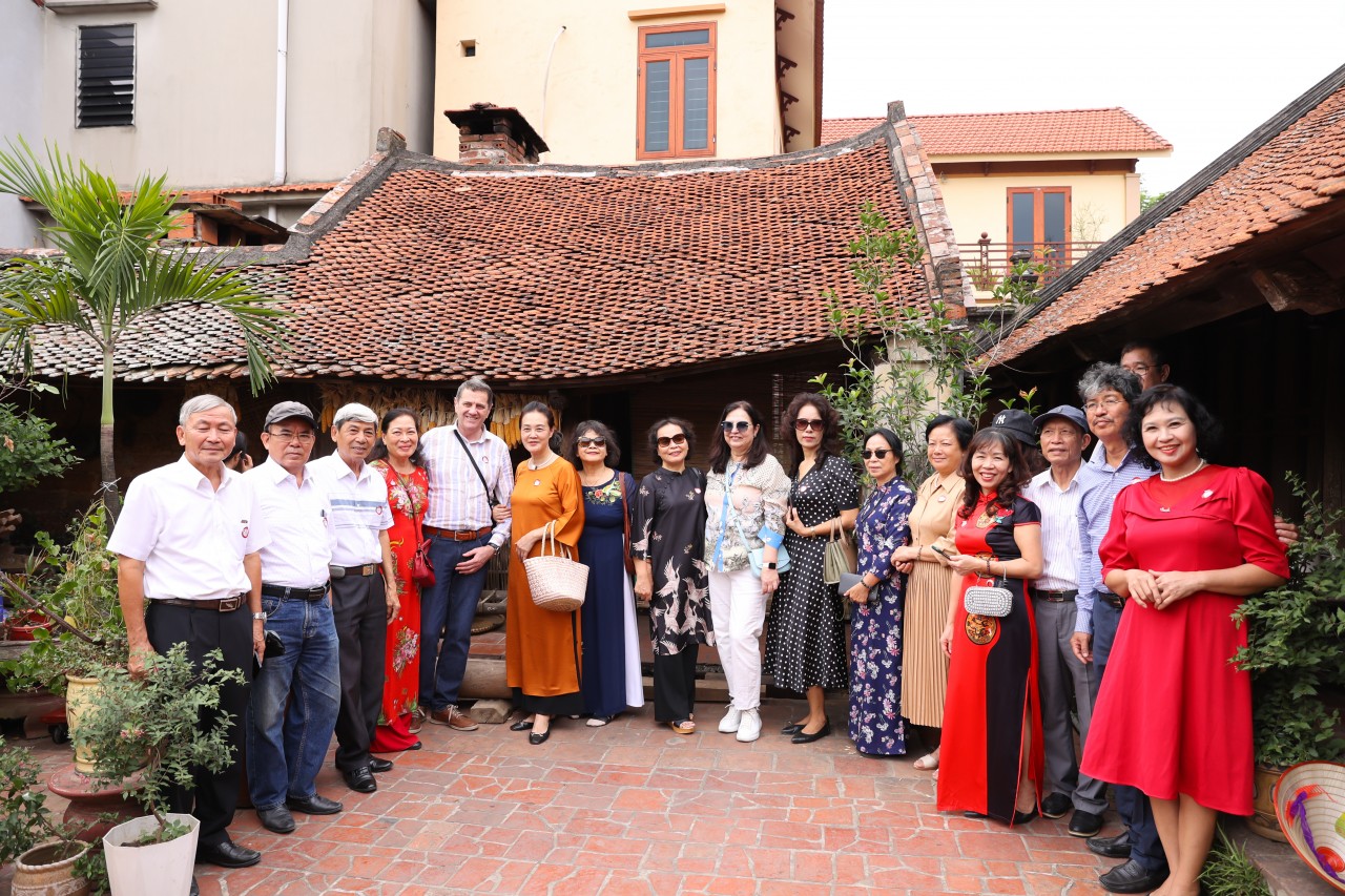 Đại sứ Bulgaria trải nghiệm, tìm hiểu về lịch sử, văn hóa Làng cổ Đường Lâm