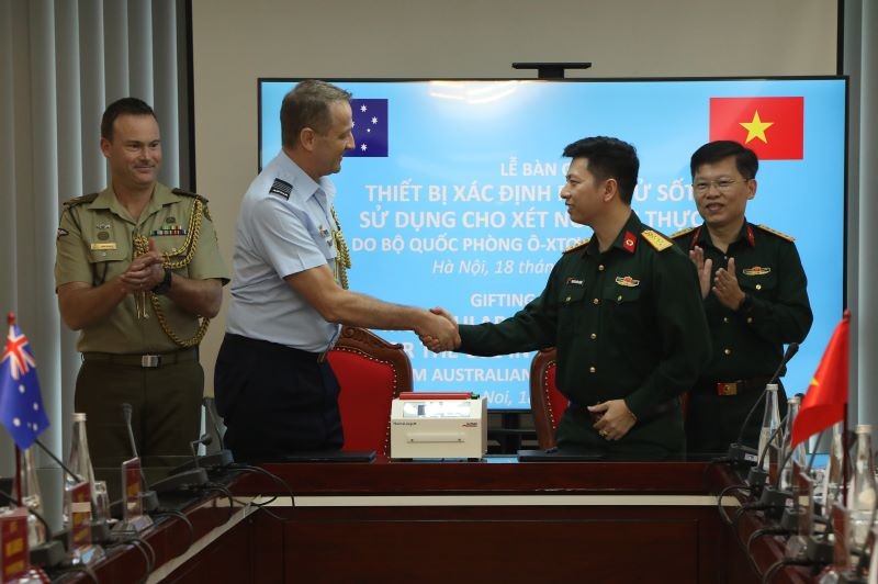 Đại tá Mick Jansen trao thiết bị tượng trưng cho Đại tá Nguyễn Kiên Cường, Viện trưởng Viện Y học dự phòng Quân đội. (Ảnh: Bộ Quốc phòng)