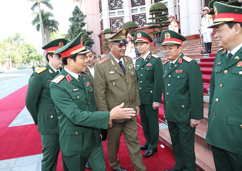 Thượng tướng Nguyễn Tân Cương giới thiệu với Thượng tướng Roberto Legrá Sotolongo thành viên Đoàn Việt Nam. (Ảnh: Bộ Quốc phòng)