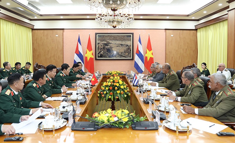 Thượng tướng Roberto Legrá Sotolongo và Thượng tướng Nguyễn Tân Cương hội đàm. (Ảnh: Bộ Quốc phòng)