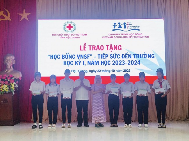 Hơn 150 triệu đồng đến với học sinh nghèo vượt khó tỉnh Hậu Giang