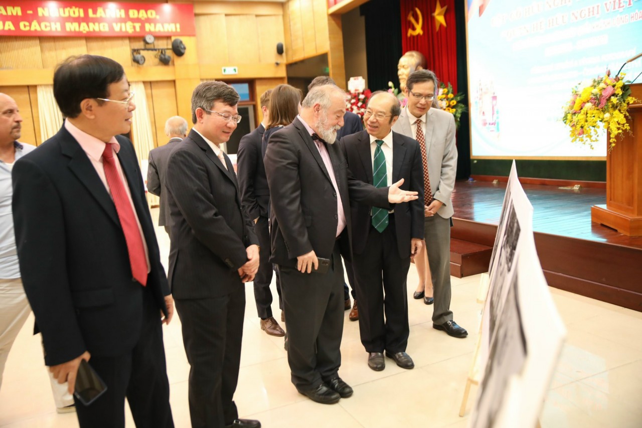 Các đại biểu thăm khu vực trưng bày ảnh về quan hệ hữu nghị Việt Nam -