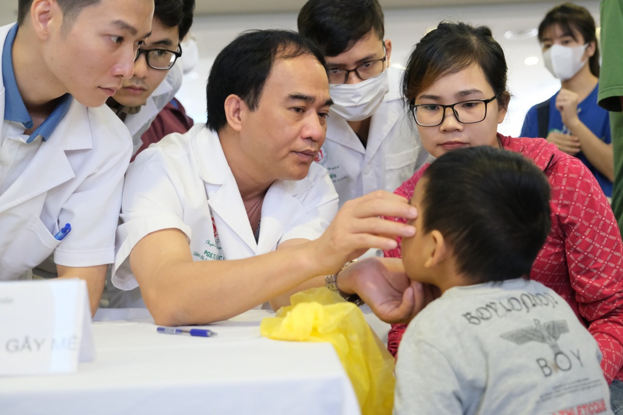 OS khám, phẫu thuật miễn phí cho trẻ em bị dị tật môi, vòm miệng tại Đắk Lắk