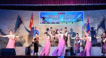 Truyền tải hình ảnh Chủ tịch Hồ Chí Minh đến cộng đồng người Việt và nhân dân Lào