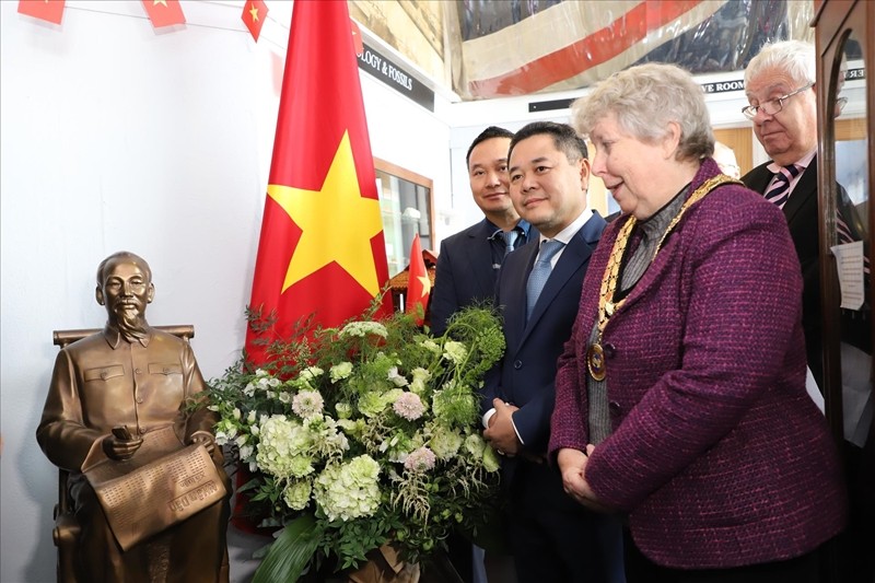 Bức tượng đồng Bác Hồ là món quà Ban quản lý Lăng Chủ tịch Hồ Chí Minh, thông qua Đại sứ quán Việt Nam tại Anh, gửi tặng Bảo tàng Newhaven vào năm 2013.
