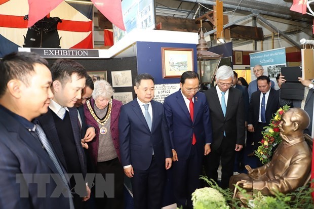 Đại diện chính quyền Newhaven và đại diện Đại sứ quán Việt Nam tại Anh cùng các đoàn công tác bày tỏ thành kính trước tượng Bác Hồ.( Nguồn: TTXVN)