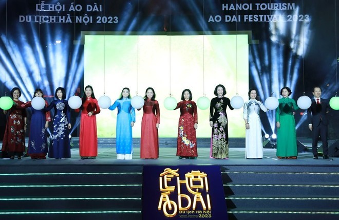 Các đồng chí lãnh đạo Trung ương, thành phố Hà Nội thực hiện nghi thức khai mạc Lễ hội Áo dài du lịch Hà Nội 2023.