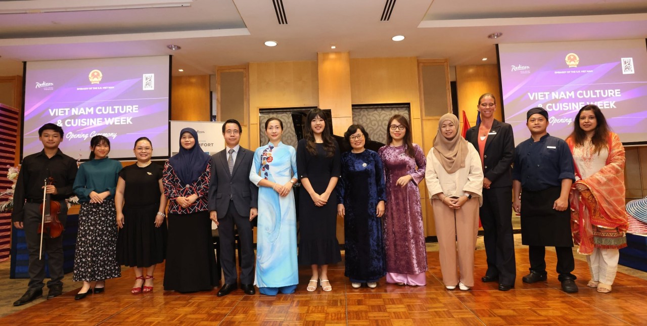 Đại sứ Trần Anh Vũ cùng các đại biểu, nghệ sỹ Việt Nam và Brunei tham dự Sự kiện. (Nguồn: ĐSQ)
