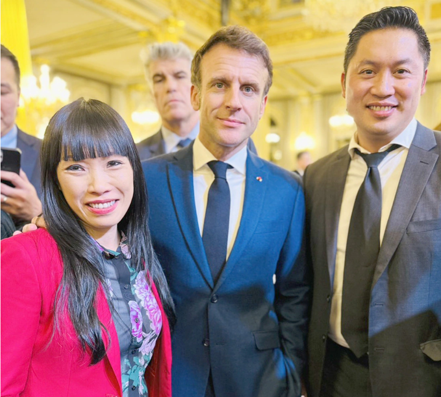 Vợ chồng Stéphanie Đỗ và Tổng thống Pháp Emmanuel Macron (giữa)