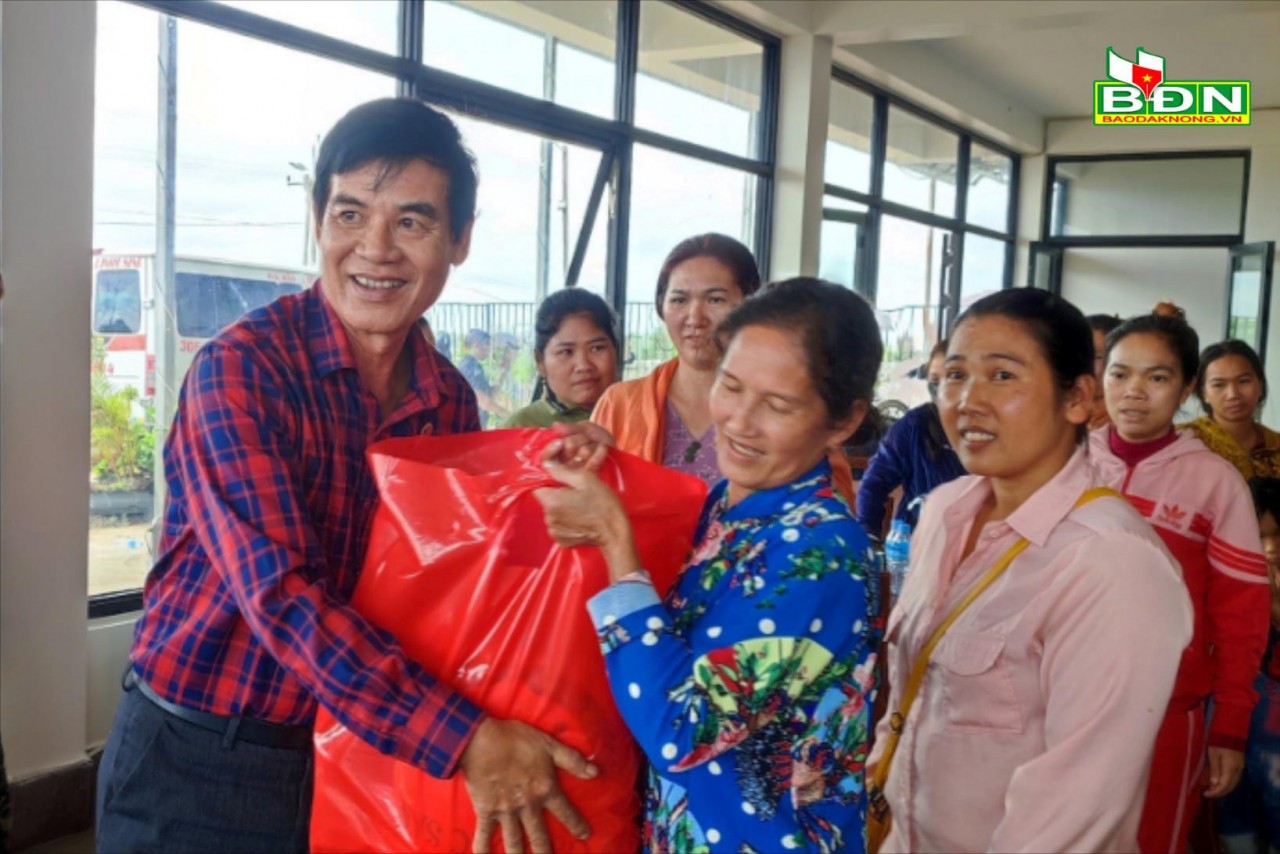 Tặng quà cho các gia đình kiều bào khó khăn ở tỉnh Mondukiri(Campuchia).