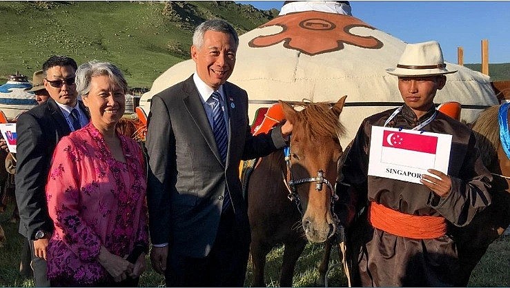 Thủ tướng Singapore Lý Hiển Long bên con ngựa được Tổng thống Mông Cổ tặng (Ảnh: PMO).