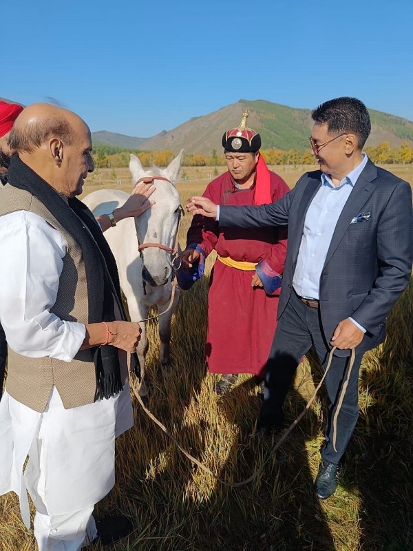 Bộ trưởng Quốc phòng Ấn Độ Rajnath Singh (bên trái) bên món quà đặc biệt từ phía Mông Cổ - chú ngựa trắng tên là Tejas (Ảnh: Twitter).