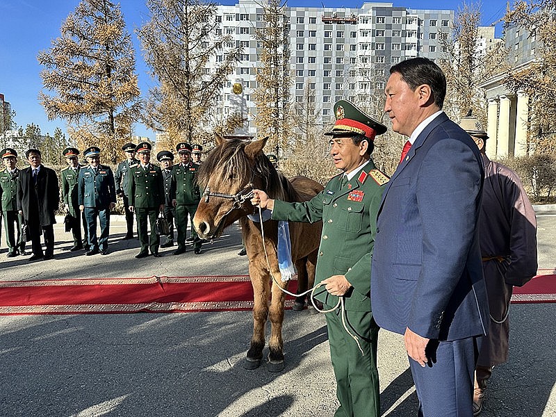 Bộ trưởng Bộ Quốc phòng Mông Cổ trao ngựa tặng Bộ trưởng Phan Văn Giang. Đây là nghi lễ truyền thống của các bộ tộc Mông Cổ đối với khách quý (Ảnh: Bộ Quốc phòng).