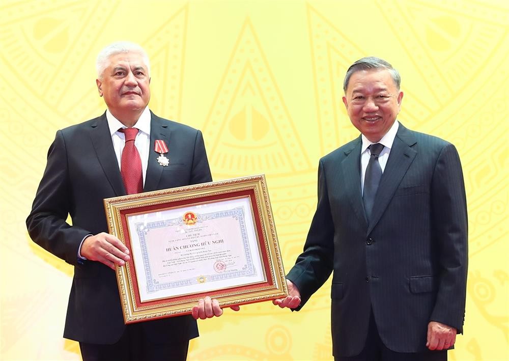 Trao tặng Huân chương Hữu nghị cho Bộ trưởng Bộ Nội vụ Liên bang Nga