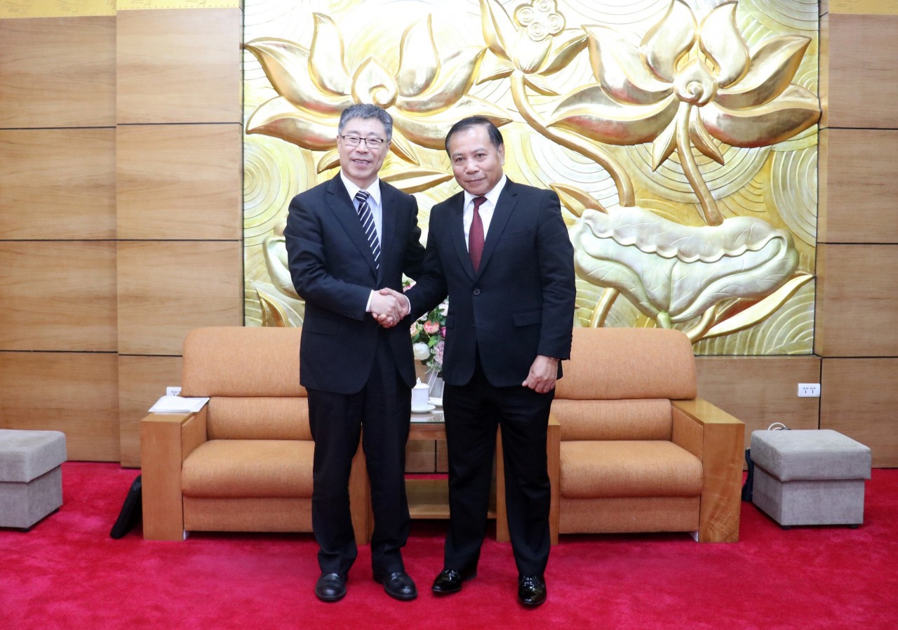 Phó chủ tịch Thường trực Quỹ Hòa bình và Phát triển Việt Nam Trần Đắc Lợi và Phó hội trưởng Học hội ngoại giao nhân dân Trung Quốc Lý Kiệt.