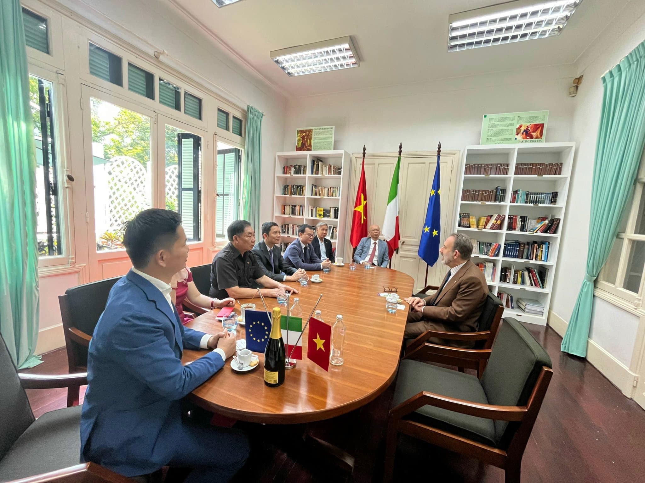 Ban Thường vụ Hội Hữu nghị Việt-Ý (Hội Việt-Ý) đã có buổi gặp mặt thân mật chào mừng ngài Marco della Seta, tân Đại sứ Italia tại Việt Nam. (Ảnh: Hội hữu nghị Việt Nam - Italia)