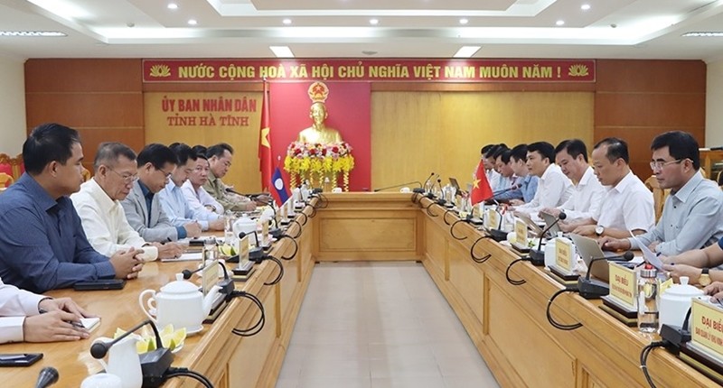 Đoàn công tác tỉnh Khăm Muộn (Lào) làm việc với UBND tỉnh Hà Tĩnh. (Ảnh: Báo điện tử Đảng Cộng sản Việt Nam)