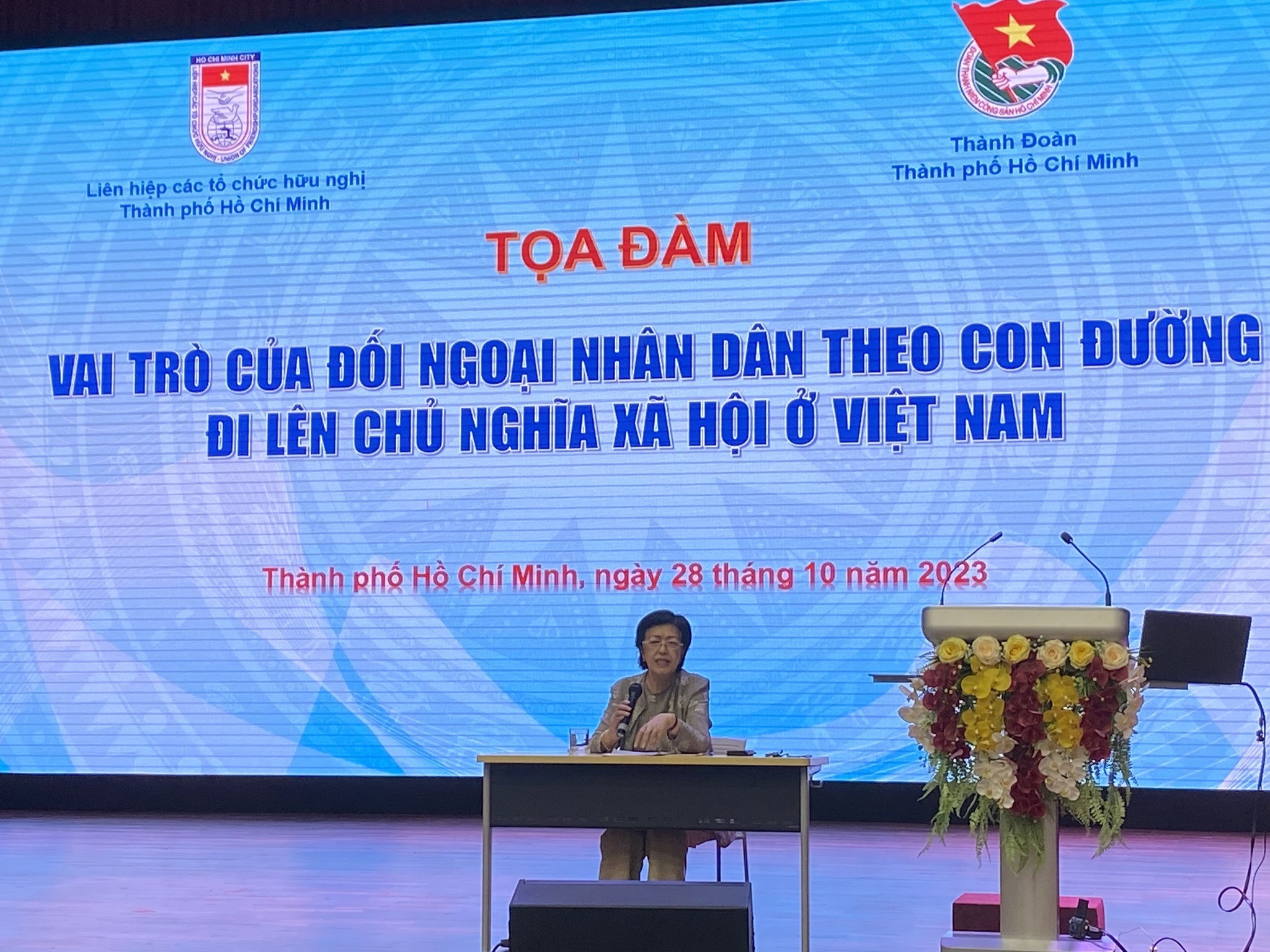 Nhà ngoại giao Tôn Nữ Thị Ninh phát biểu tại tọa đàm. (Ảnh: HUFO)