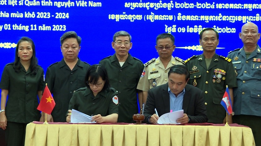 Ban Chuyên trách 2 tỉnh Gia Lai-Preah Vihear ký kết biên bản thống nhất kế hoạch. Ảnh: 