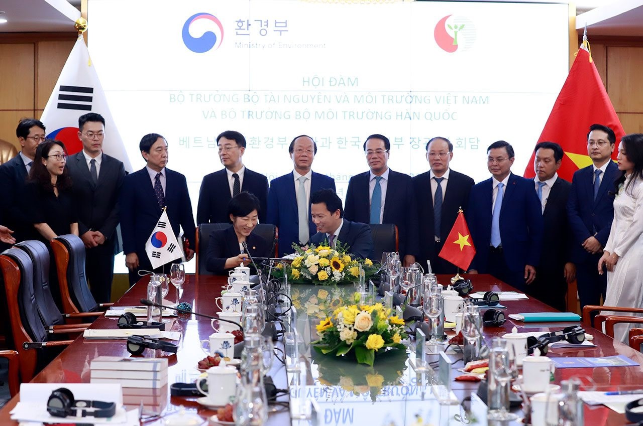 Bộ tài nguyên và môi trường Việt Nam Đặng Quốc Khánh và Bộ trưởng Bộ Môi trường Hàn Quốc Han Whajin Ký kết Hợp tác toàn diện trong lĩnh vực môi trường.