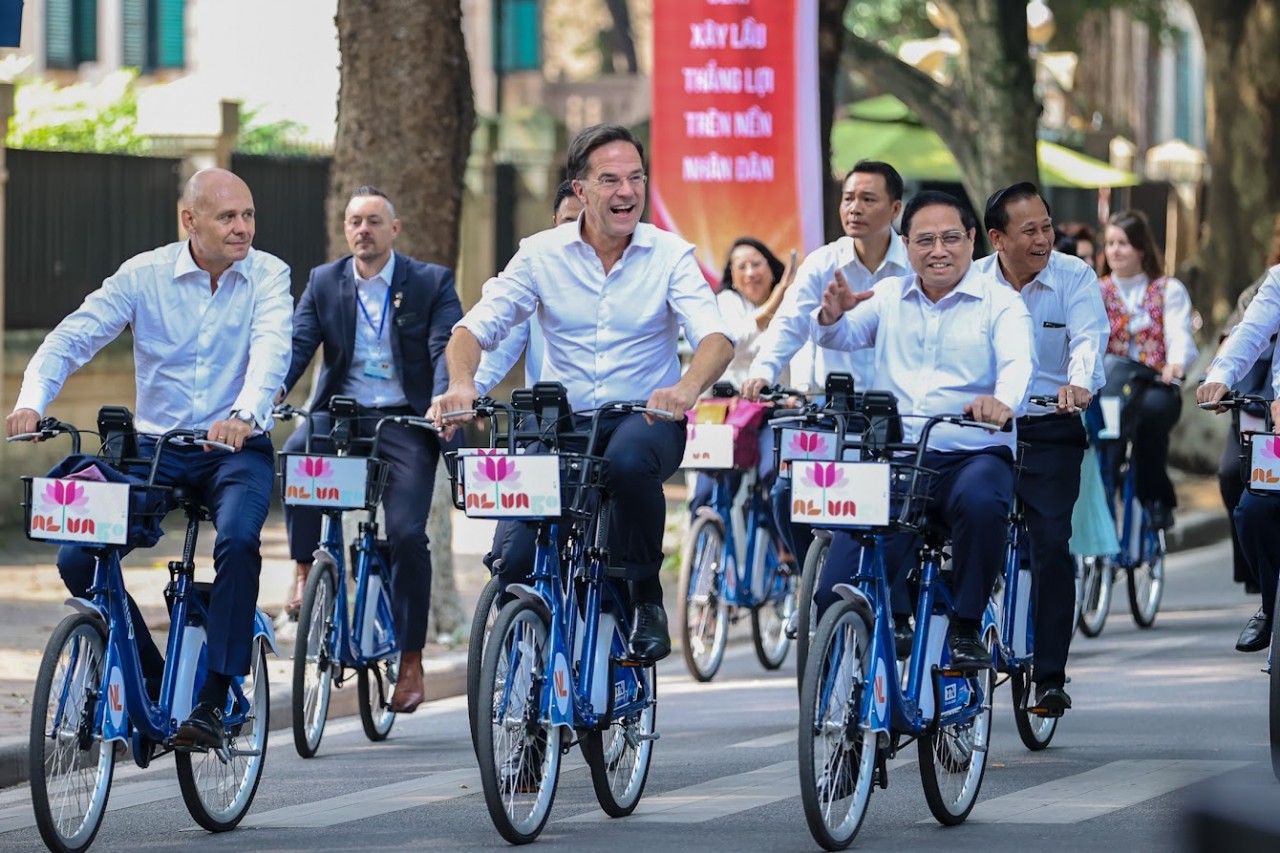 Thủ tướng Phạm Minh Chính và Thủ tướng Hà Lan Mark Rutte cùng đạp xe dạo phố Hà Nội