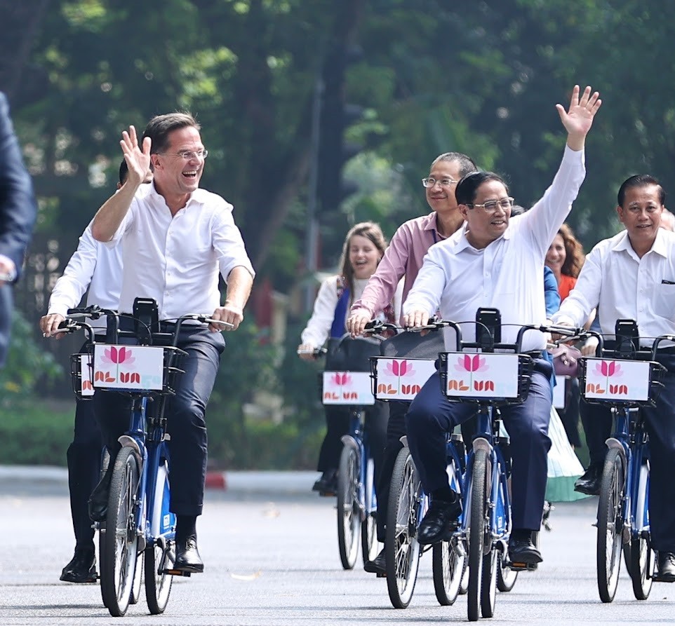 Thủ tướng Phạm Minh Chính và Thủ tướng Mark Rutte dành thời gian cùng đạp xe dạo phố để cảm nhận mùa thu Hà Nội.