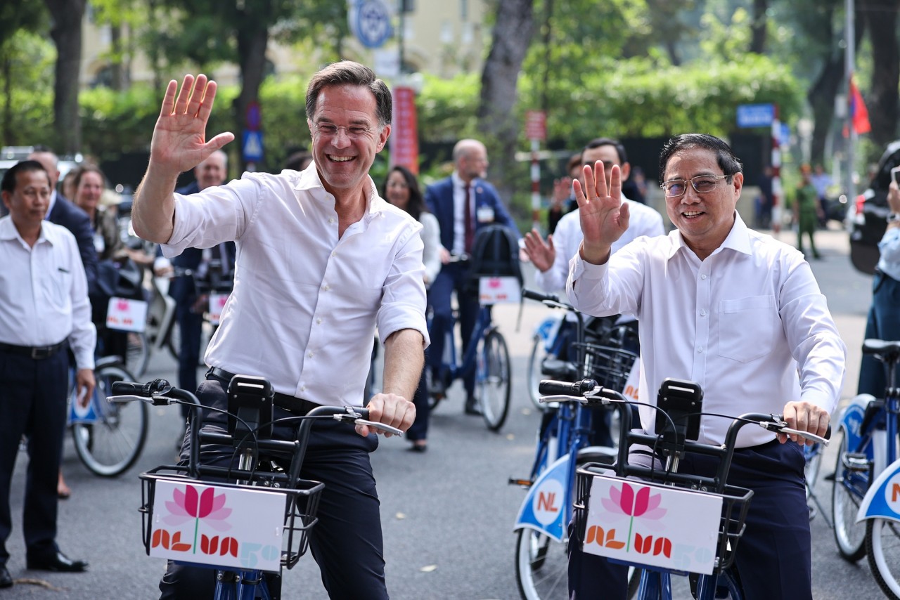 Thủ tướng Phạm Minh Chính và Thủ tướng Hà Lan Mark Rutte cùng đạp xe dạo phố Hà Nội