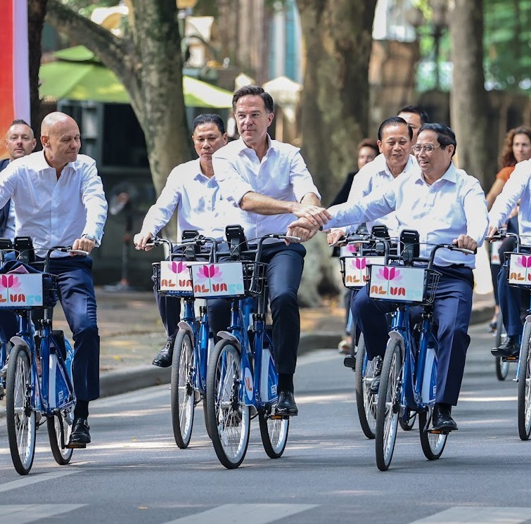 Thủ tướng Phạm Minh Chính và Thủ tướng Hà Lan Mark Rutte cùng đạp xe dạo phố Hà Nội