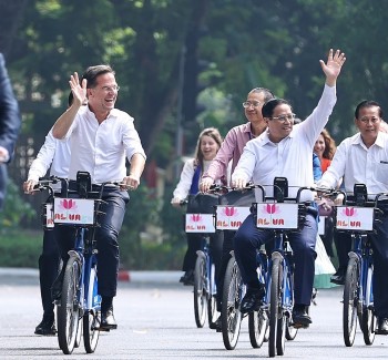 Thủ tướng Phạm Minh Chính và Thủ tướng Hà Lan Mark Rutte cùng đạp xe dạo phố Hà Nội