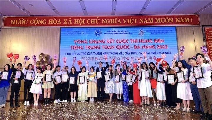 Các thí sinh đạt giải thưởng tại tại Cuộc thi hùng biện tiếng Trung năm 2022. (Ảnh: DAFO)