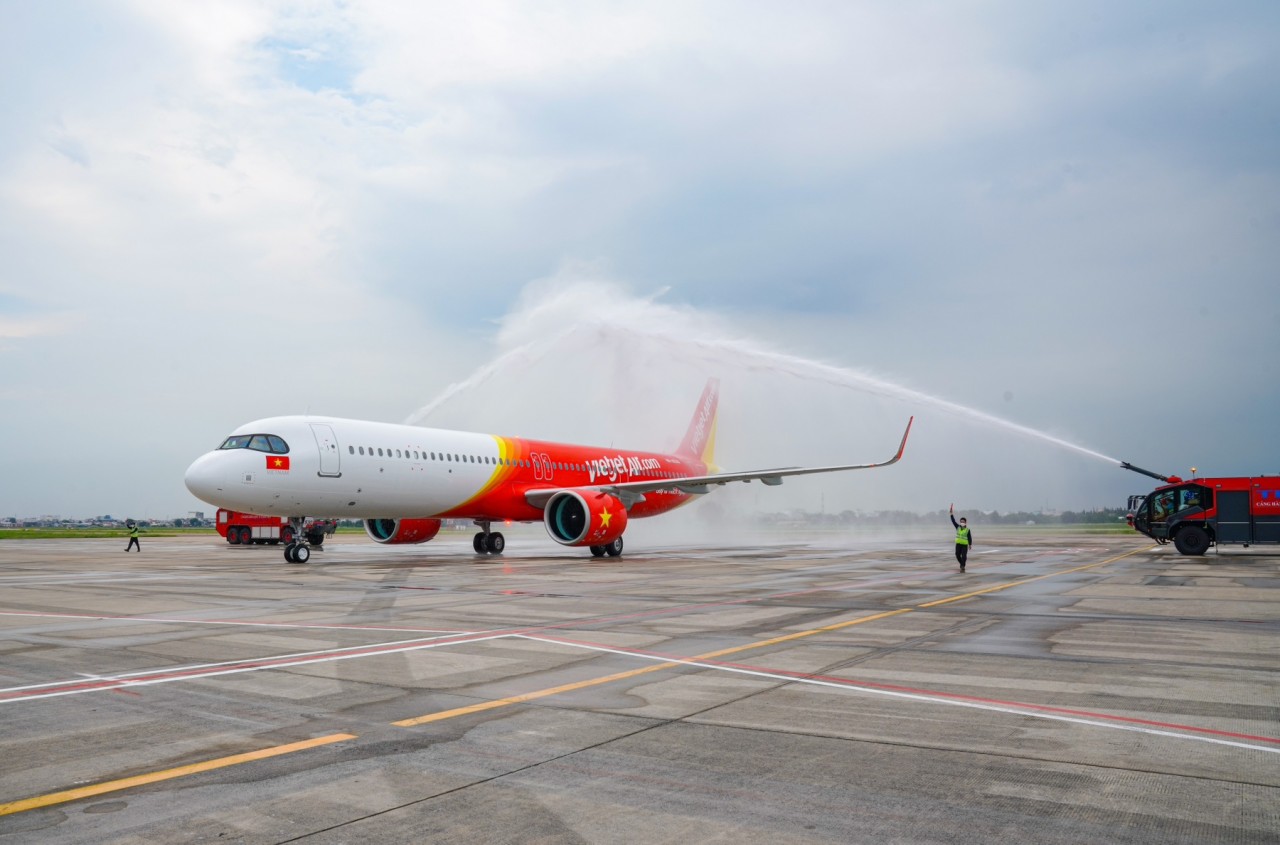 Tàu bay thế hệ mới A321neo ACF 240 của Vietjet được chào đón với nghi thức vòi rồng. Ảnh: H.T 