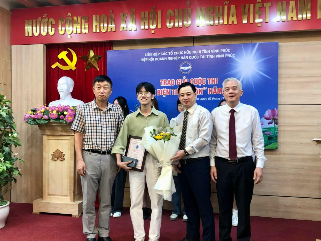 Ban Tổ chức trao giải Nhất cho sinh viên Cao Quyết Thắng, sinh viên Khoa tiếng Hàn Quốc, Trường đại học Hà Nội. (Ảnh: Kim Ly)