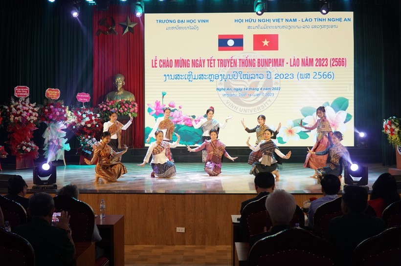 Tiết mục múa hát truyền thống của lưu học sinh Lào tại Trường Đại học Vinh. (Ảnh: GD&TĐ)