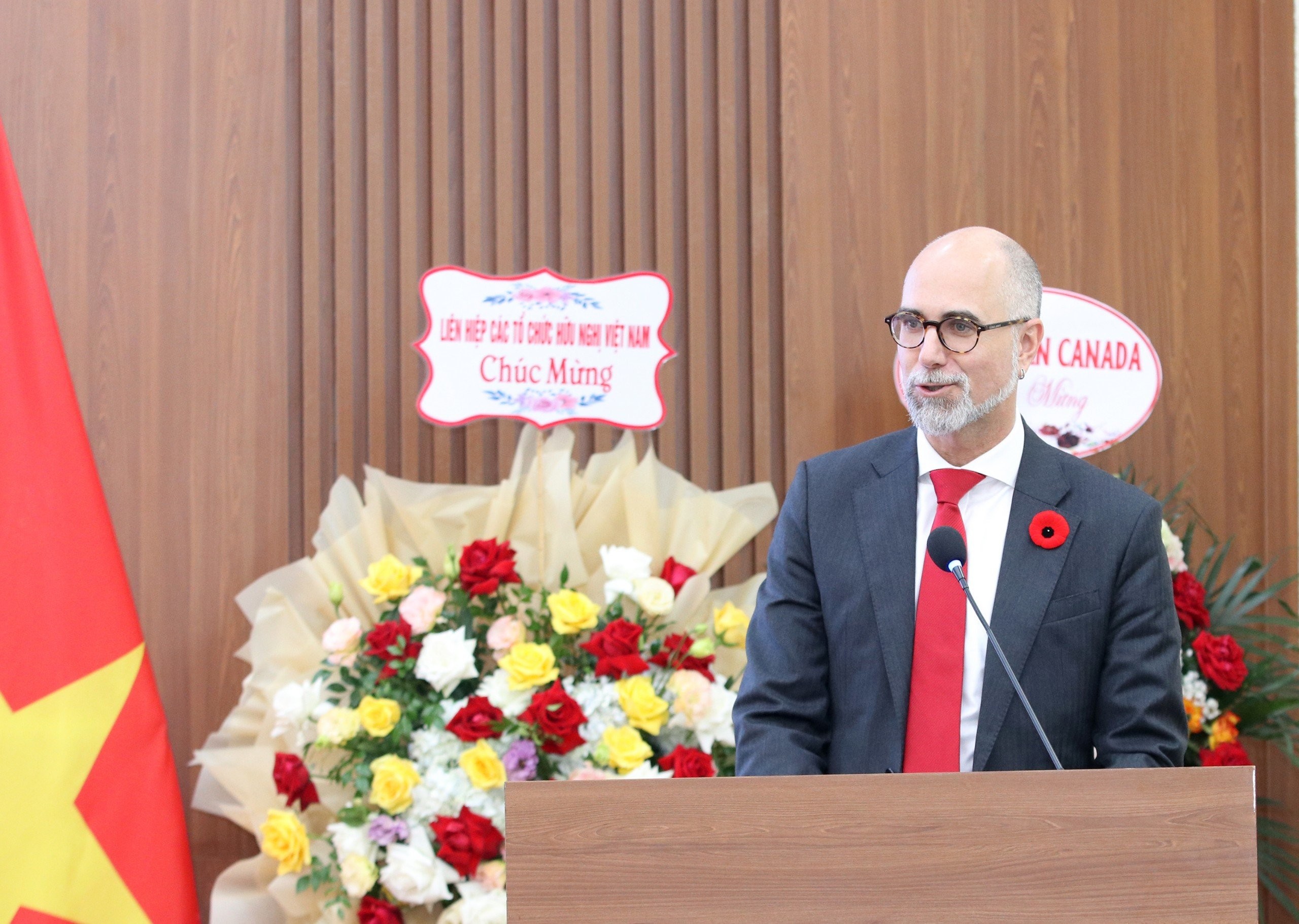 Đại sứ Canada tại Việt Nam Shawn Perry Steil ghi nhận vai trò của VUFO và Hội hữu nghị Việt Nam – Canada trong việc tạo dựng quan hệ ý nghĩa, lâu dài giữa Canada và Việt Nam. (Ảnh: Thu Hà)