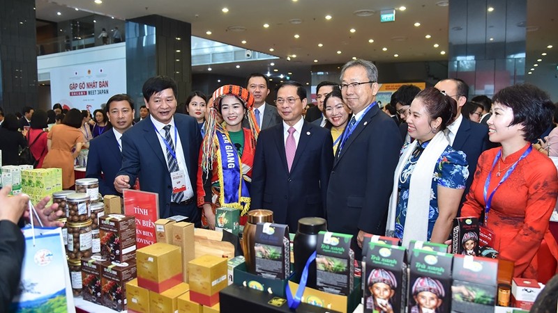 Bộ trưởng Ngoại giao Bùi Thanh Sơn và đại biểu tham quan các gian hàng trưng bày sản phẩm tiêu biểu Việt Nam - Nhật Bản. (Ảnh: Báo điện tử Đảng Cộng sản Việt Nam)