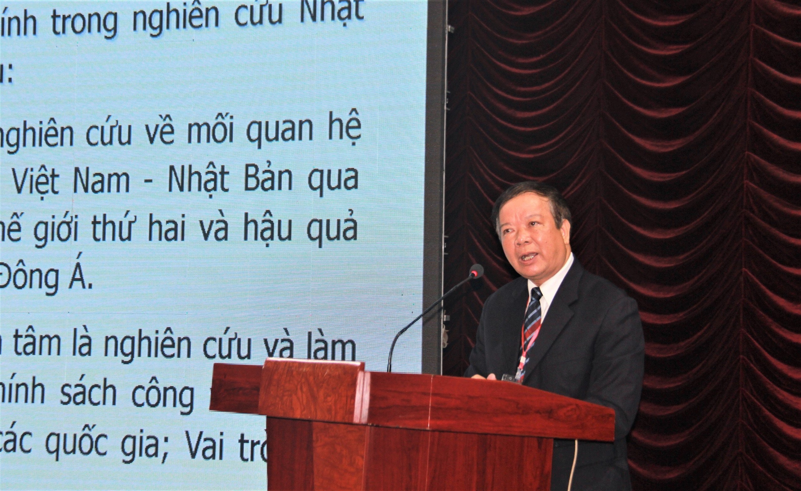 GS.TS Nguyễn Văn Kim trình bày tham luận tại Hội thảo. (Ảnh: Mai Anh)