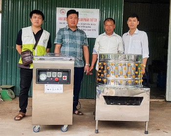 GNI hỗ trợ máy hút chân không và máy vặt lông gà cho người dân Tuyên Quang