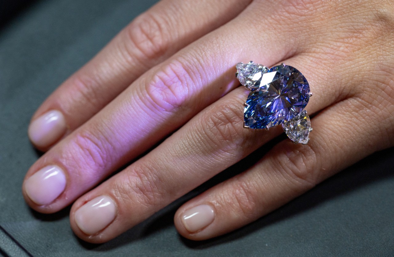 Viên kim cương “Bleu Royal” được đính trên một chiếc nhẫn - Ảnh: Denis Balibouse/Reuters